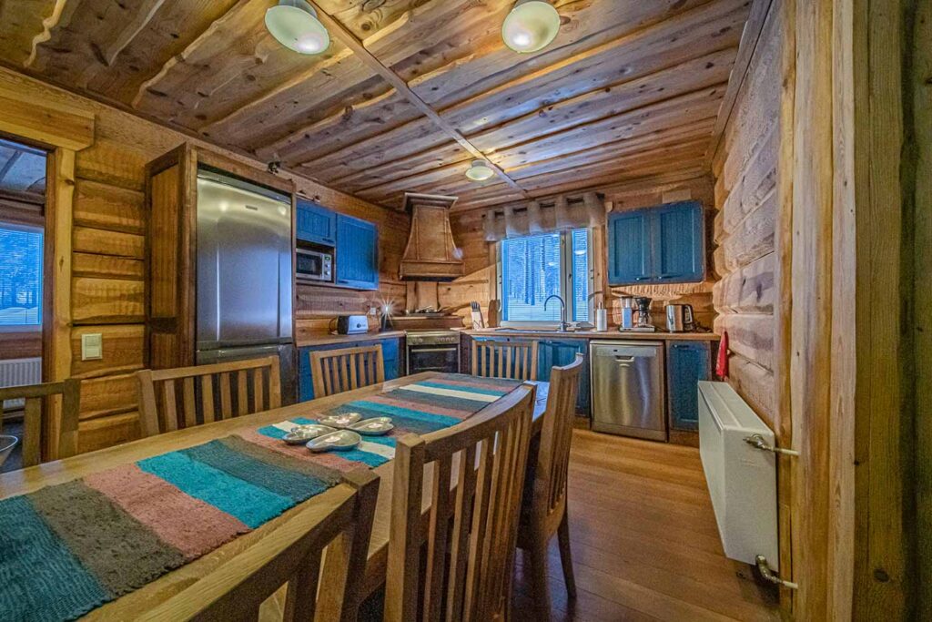 Kuparinen liesikupu keittiöön