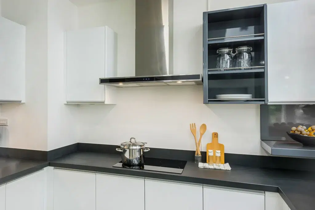 ruostumattomasta teräksestä valmistettu liesikupu